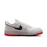 Championes urbanos Nike C1Ty color gris claro con detalles en negro y rojo.