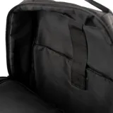Mochila negra de poliuretano con acceso por cierre. Tiene dos bolsillos internos, cinco bolsillos externos y herrajes plateados.