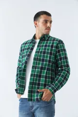 Camisa de viyela roja y azul marino a cuadros, corte slim, con logo bordado, bolsillos con botón y manga larga.