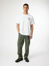 Camiseta blanca de algodón orgánico con corte oversize y estampado en la espalda de un yeti y un explorador.