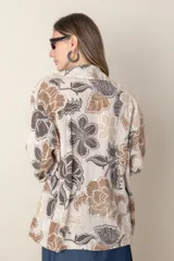 Blazer italiano de lino estampado en tonos tierra, de corte recto y mangas 3/4.