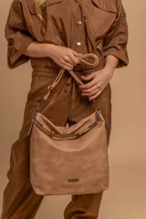 Cartera bandolera color marrón claro, de símil cuero, con dos divisiones internas, asa corta fija y correa larga regulable.