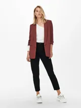 Blazer color ladrillo con solapa tipo chal, mangas 3/4 con frunces y bolsillos de ribete.