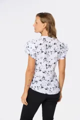 Blusa blanca con estampado floral negro, escote en V y mangas cortas con volados.