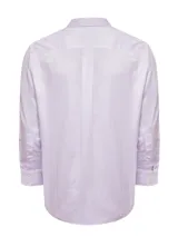 Camisa de vestir a rayas verticales lilas y blancas, de corte regular, manga larga y cuello italiano. Tiene bolsillo en el pecho con logo bordado.