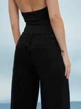 Pantalón de jean celeste de corte ancho.
