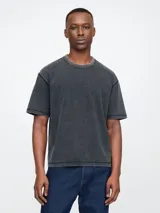 Remera corta color gris oscuro, con cuello redondo y mangas cortas.