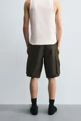 Bermuda cargo de algodón color marrón oscuro, tiro medio, corte regular, con bolsillos laterales de parche con solapa y bolsillos traseros de vivo.