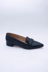 Mocasines color cobre con puntera fina y detalle de antifaz.