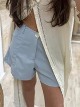 Short de lino color beige, de calce perfecto y con detalles de pespuntes en contraste.