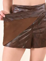 Short pollera marrón con estampado de piel de serpiente, de cuero sintético.