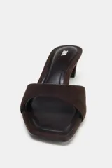 Sandalia marrón de ante con tacón ancho y punta cuadrada.