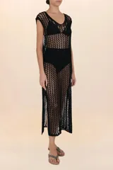 Vestido largo negro de tejido calado con mangas cortas y cuello redondo.