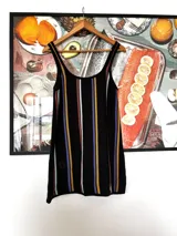 Vestido musculosa corto negro con rayas verticales de colores.