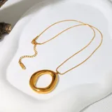 Collar dorado con dije orgánico irregular. Fabricado en acero quirúrgico con baño de oro de 18k.
