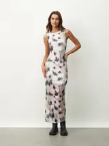 Vestido negro ajustado al cuerpo, de largo midi y sin mangas.