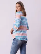 Blusa de algodón estampado con cuello a la base y escote en V con tachas. Manga ¾.