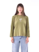 Remera blanca de manga larga con estampa rectangular dorada con diseño animal print y texto 'Fearless, fierce & fabulous'.