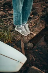 Championes grises con detalles en blanco y suela color crema.