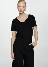 Remera negra de algodón con cuello en V y mangas cortas.