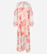 Vestido largo de chiffon con estampado floral en tonos rosados y beige. Tiene escote en V con lazo ajustable, mangas largas abullonadas con volados y forro interior.