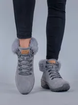 Botín acordonado de cuero color gris con cuello de piel sintética. Cuenta con suela con tecnología Spinal Flex y plantilla de algas recicladas.