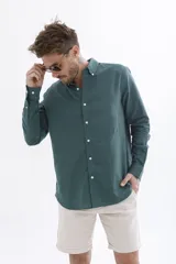 Camisa de lino color crudo, de manga larga y corte clásico.