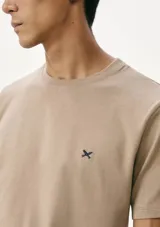 Camiseta básica color verde con cuello redondo y manga corta.