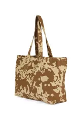 Bolso shopper con estampado animal print en tonos beige y marrón. Tiene doble asa de hombro y cierre superior.