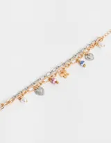 Pulsera multicadena de eslabones dorados y plateados con dijes de corazón calado, mariposa, perla y cuentas de cerámica.
