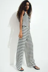 Pantalón de punto fino suave a rayas horizontales blancas y negras, con cintura elástica y cordón para ajustar. Piernas amplias.