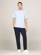 Camisa de manga corta en popelina de algodón orgánico celeste, con corte regular y cuello italiano.