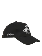 Gorra negra de 5 paneles con cierre snapback ajustable y bordado frontal con logo.