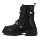 Bota de cuero sintético negra, de caña baja, con suela track y detalle de tachas piramidales plateadas en dos correas alrededor del tobillo.