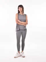 Musculosa deportiva gris con corte holgado y sisas amplias.