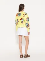 Minifalda blanca de denim con terminaciones desflecadas.