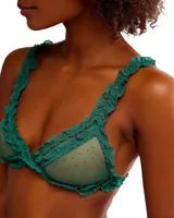 Bralette de encaje verde esmeralda con ribete de volantes y malla transparente de puntos.
