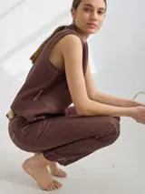 Pantalón cigarette de lino color ladrillo, de tiro alto y corte recto.