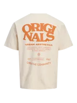 Camiseta color crema de algodón con cuello redondo y estampado en el frente y la espalda con la leyenda "Originals Urban Aesthetics Certified Daily Basic Garments Designed in the Holmen District by Team Originals Est. Copenhagen 1990 Creative Community".