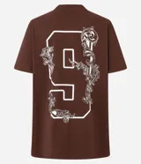 Remera marrón de algodón con estampa frontal con la palabra 'Culture' en tipografía gótica y otros textos en blanco. Corte recto y mangas cortas.