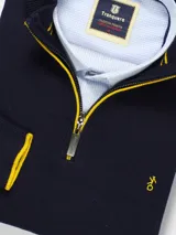 Sweater azul marino de hilo con medio cierre frontal con cremallera y detalles en rojo en cuello y puños.