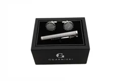 Juego de gemelos y sujetacorbata plateados con diseño texturizado.