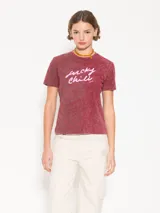 Remera color borgoña con efecto lavado, cuello redondo y mangas cortas. Estampado frontal con la frase "lucky chili" en color rosa.