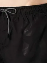 Short de baño azul marino con corte clásico y cintura elástica.