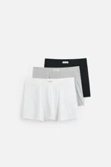 Pack de tres calzoncillos tipo bóxer de tejido elástico en color blanco, gris y negro.