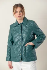 Campera puffer de cuero ovino italiano color verde esmeralda, con diseño matelaseado en forma de rombos, cuello camisero, cierre frontal con broches a presión y bolsillos laterales.