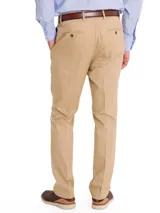 Pantalón de gabardina azul marino con tratamiento antiarrugas, corte modern fit, tiro medio, bolsillos laterales y traseros.