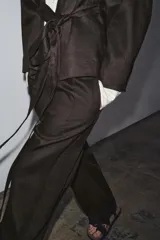 Kimono marrón con cuello redondo, manga larga y cinturón ajustable con lazadas. Confeccionado en hilatura de algodón y forro interior.