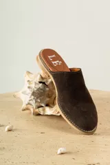 Mules con estampado animal print, forro interior color marrón y suela color caramelo.