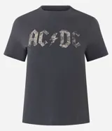Remera de manga corta y cuello redondo, color gris oscuro, con estampado frontal del logo de la banda AC/DC con efecto metalizado o desgastado.